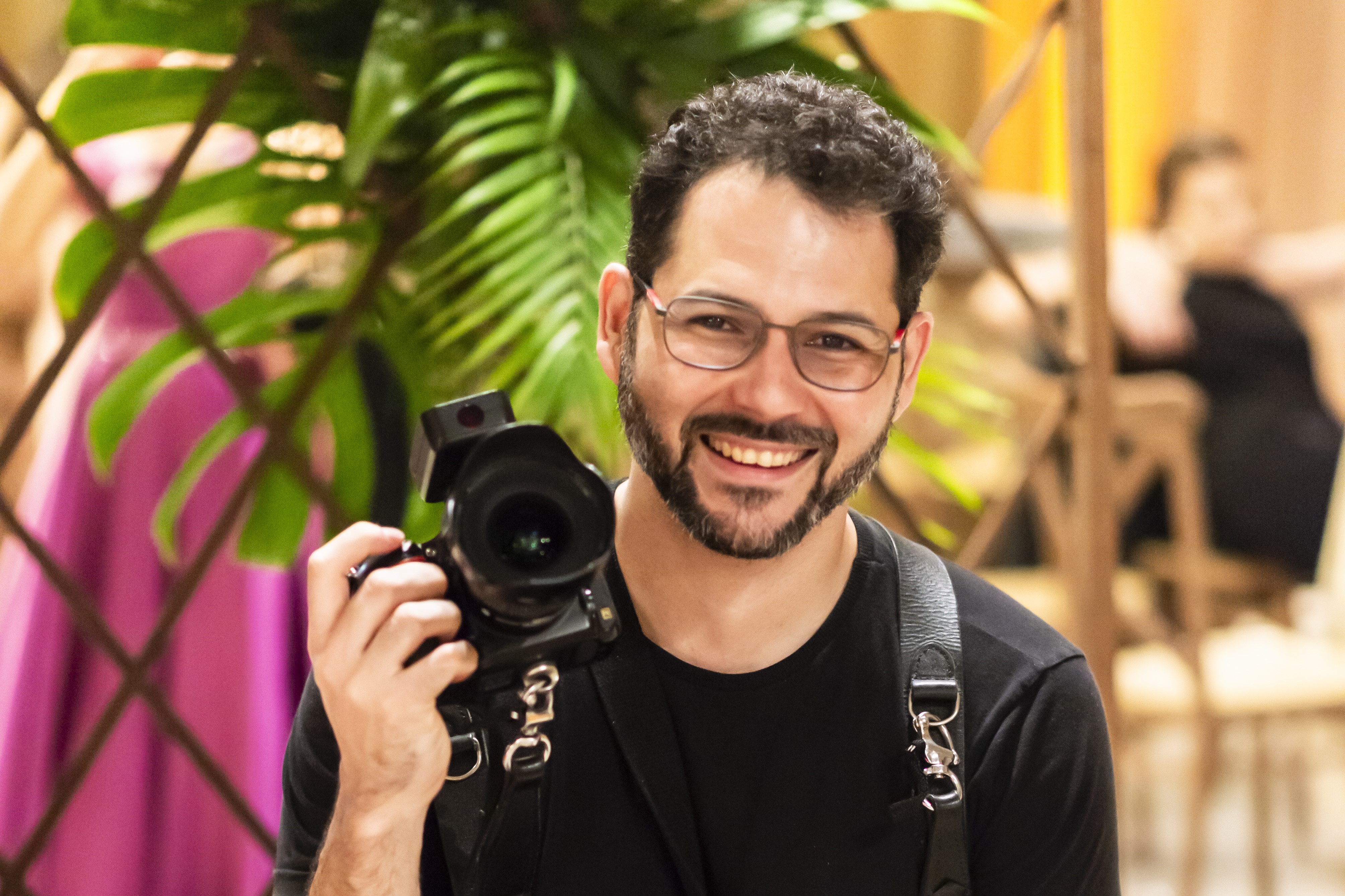José Júnior com sua câmera fotográfica profissional